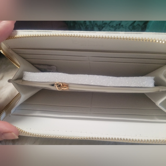 NWT bebe White/Gray with Gold Hardware. Moana Wallet - Picture 5 of 6